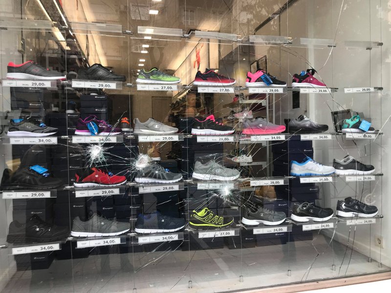 Νέα καταδρομική επίθεση κουκουλοφόρων -Εσπασαν τα ΕΛΤΑ και καταστήματα στην Πατησίων [εικόνες & βίντεο] | iefimerida.gr 2