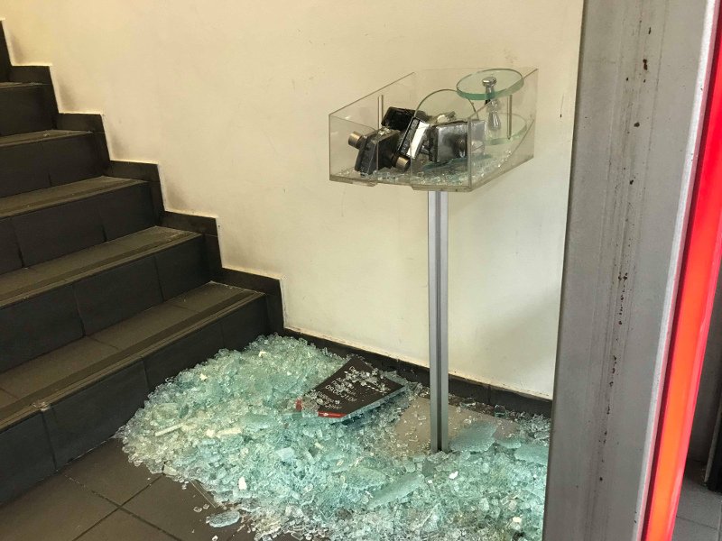 Νέα καταδρομική επίθεση κουκουλοφόρων -Εσπασαν τα ΕΛΤΑ και καταστήματα στην Πατησίων [εικόνες & βίντεο] | iefimerida.gr 3