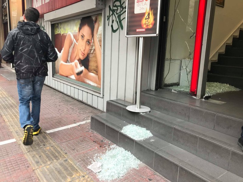 Νέα καταδρομική επίθεση κουκουλοφόρων -Εσπασαν τα ΕΛΤΑ και καταστήματα στην Πατησίων [εικόνες & βίντεο] | iefimerida.gr 4