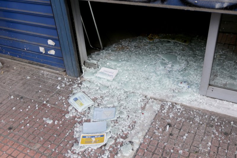 Βγήκαν από την ΑΣΟΕΕ και τα έκαναν «γυαλιά-καρφιά» σε τράπεζα και υποκατάστημα ΕΛΤΑ [εικόνες & βίντεο] | iefimerida.gr 8