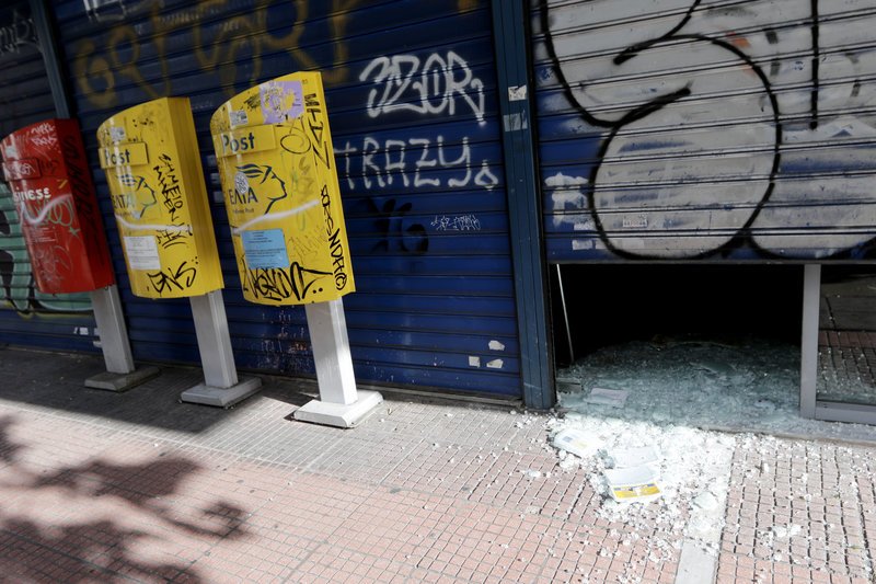 Βγήκαν από την ΑΣΟΕΕ και τα έκαναν «γυαλιά-καρφιά» σε τράπεζα και υποκατάστημα ΕΛΤΑ [εικόνες & βίντεο] | iefimerida.gr 7