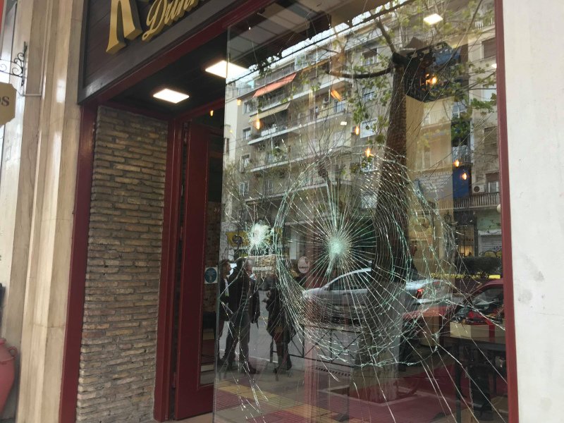 Νέα καταδρομική επίθεση κουκουλοφόρων -Εσπασαν τα ΕΛΤΑ και καταστήματα στην Πατησίων [εικόνες & βίντεο] | iefimerida.gr 5