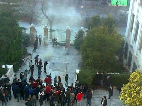 Χημικά και δακρυγόνα στο Οικονομικό Πανεπιστήμιο -Επίθεση νεαρών σε αστυνομικούς για δεύτερη συνεχή μέρα [εικόνα] | iefimerida.gr 0