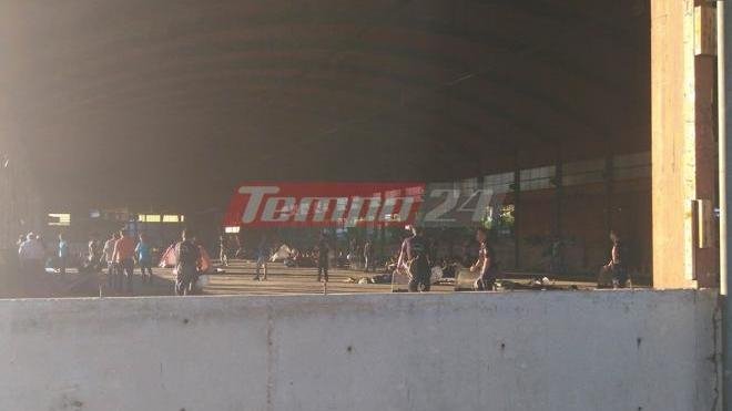 Πάτρα: Αστυνομική επιχείρηση για την απομάκρυνση μεταναστών από παλαιό εργοστάσιο [εικόνες & βίντεο] | iefimerida.gr 0