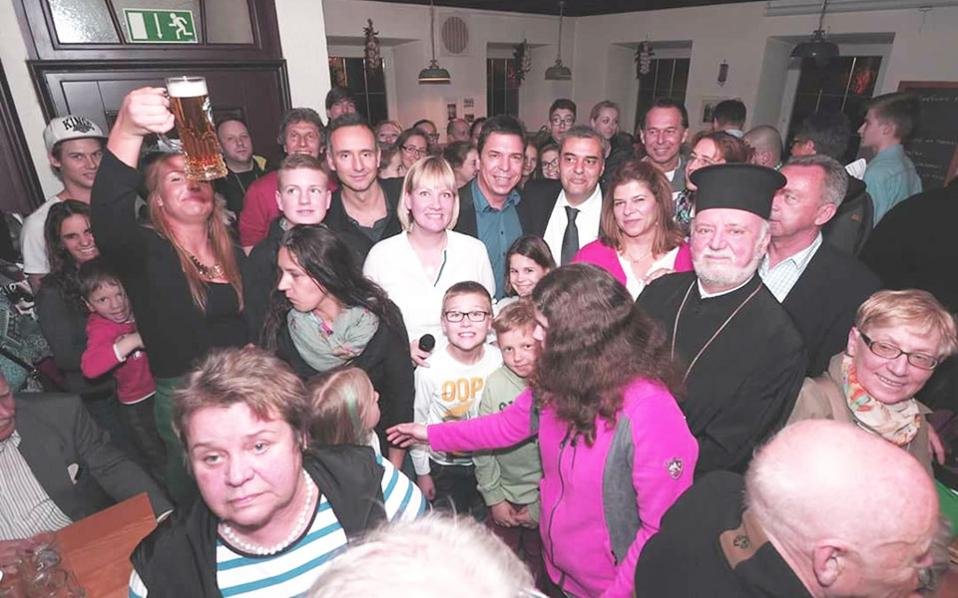 «Γουρούνια να φύγετε... »: Απειλούσαν ιδιοκτήτες ελληνικού εστιατορίου στο Μόναχο -Η απίστευτη αντίδραση γειτόνων που συγκίνησε [εικόνα] | iefimerida.gr 0