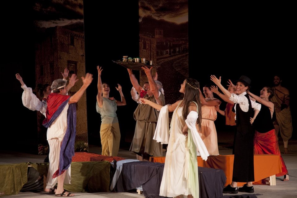 Περιοδεία «Η ασπίς και το συμπόσιο» -Παράσταση με διερμηνεία στη νοηματική και για τυφλούς   | iefimerida.gr 2