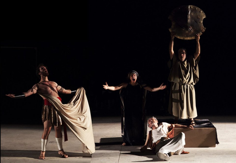 Περιοδεία «Η ασπίς και το συμπόσιο» -Παράσταση με διερμηνεία στη νοηματική και για τυφλούς   | iefimerida.gr 1