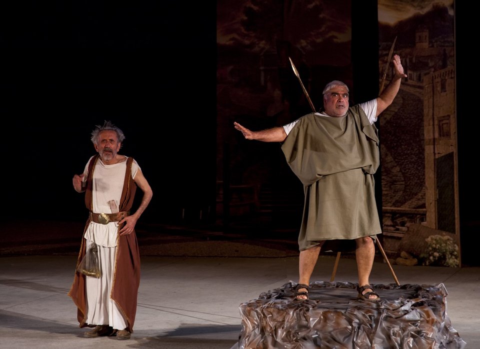 Περιοδεία «Η ασπίς και το συμπόσιο» -Παράσταση με διερμηνεία στη νοηματική και για τυφλούς   | iefimerida.gr 0