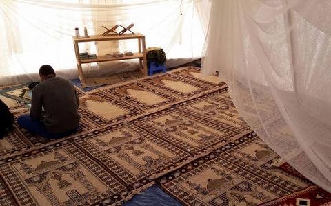 Η σκοτεινή οργάνωση του Βρετανού που έστησε τζαμί στη Λέσβο -Η σχέση του με τα μέλη ΜΚΟ που συνελήφθησαν [εικόνες] | iefimerida.gr 0