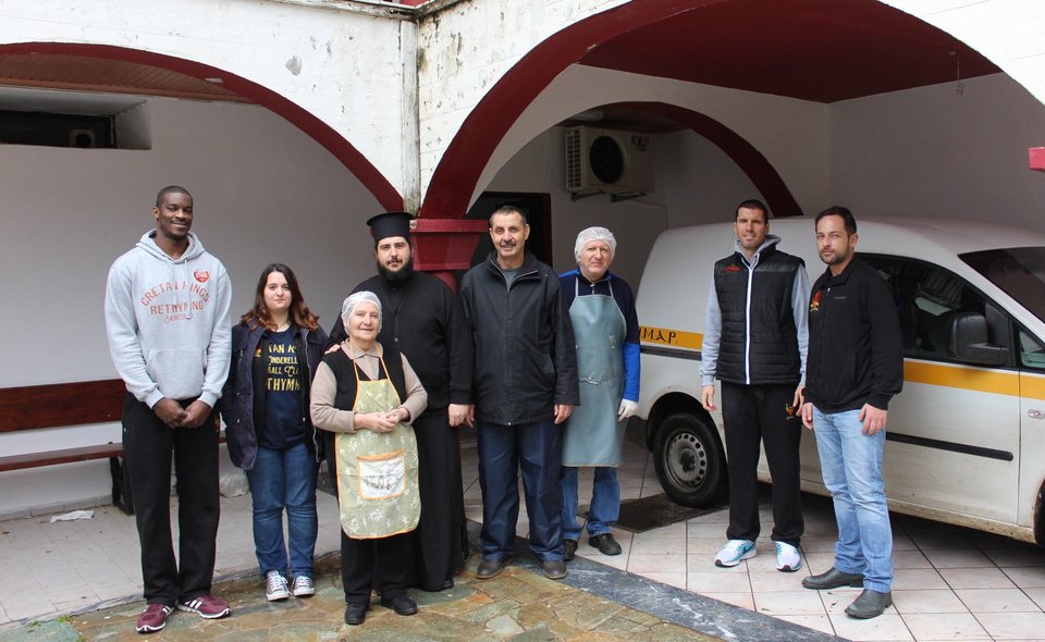 Παίκτες του Ρεθύμνου ψώνισαν και μαγείρεψαν για άπορες οικογένειες [εικόνες & βίντεο] | iefimerida.gr 1
