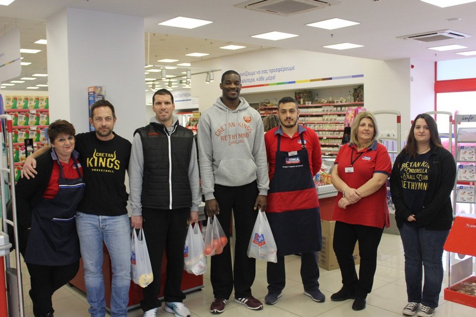 Παίκτες του Ρεθύμνου ψώνισαν και μαγείρεψαν για άπορες οικογένειες [εικόνες & βίντεο] | iefimerida.gr 0