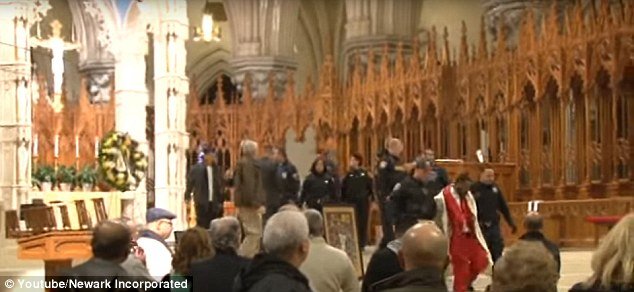 Aντρας διέκοψε θεία λειτουργία σε καθολική εκκλησία για να... ρίξει μπουνιά στον επίσκοπο [βίντεο]  | iefimerida.gr 1