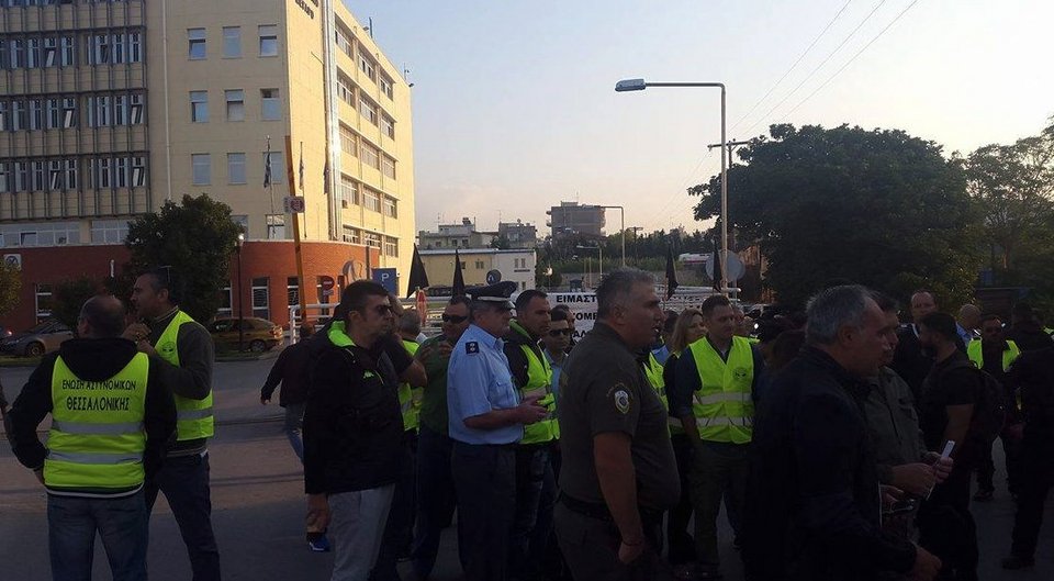 Στους δρόμους οι αστυνομικοί της Θεσσαλονίκης: «Είμαστε εργαζόμενοι, όχι αναλώσιμοι αριθμοί» [εικόνες] | iefimerida.gr 1