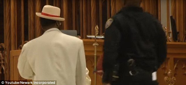 Aντρας διέκοψε θεία λειτουργία σε καθολική εκκλησία για να... ρίξει μπουνιά στον επίσκοπο [βίντεο]  | iefimerida.gr 0