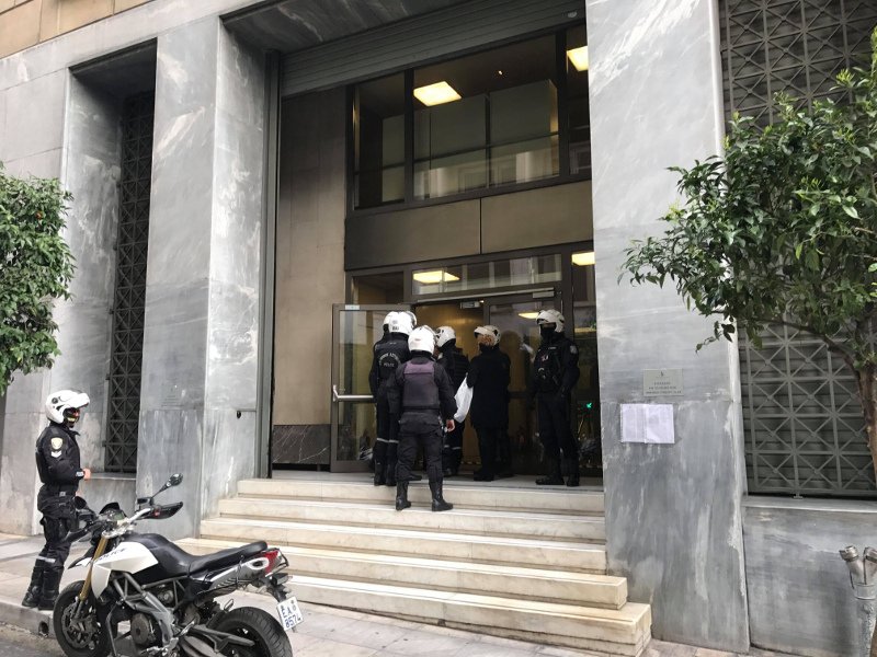 Απέκλεισαν τους διαδηλωτές κατά των πλειστηριασμών μέσα στην ΤτΕ- Παρέμβαση της αστυνομίας [εικόνες] | iefimerida.gr 2