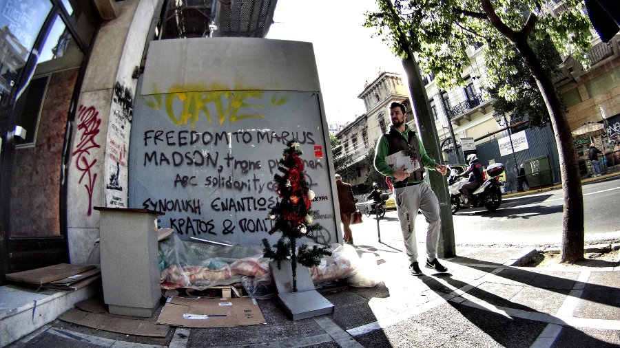 Στόλισαν χριστουγεννιάτικα δέντρα και τα χάρισαν σε άστεγους της Αθήνας [εικόνα]  | iefimerida.gr 1