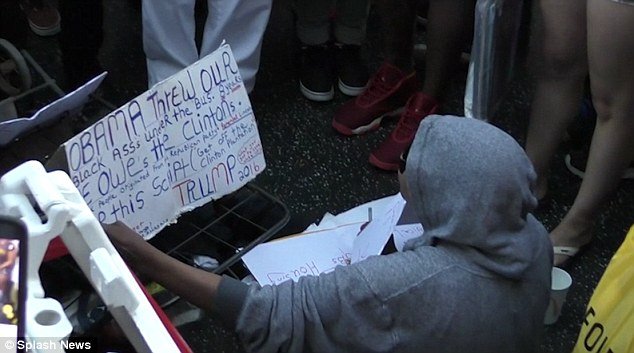 Αστεγη γυναίκα φρουρεί το αστέρι του Ντόναλντ Τραμπ στη Λεωφόρο της Δόξας [εικόνα & βίντεο] | iefimerida.gr 0