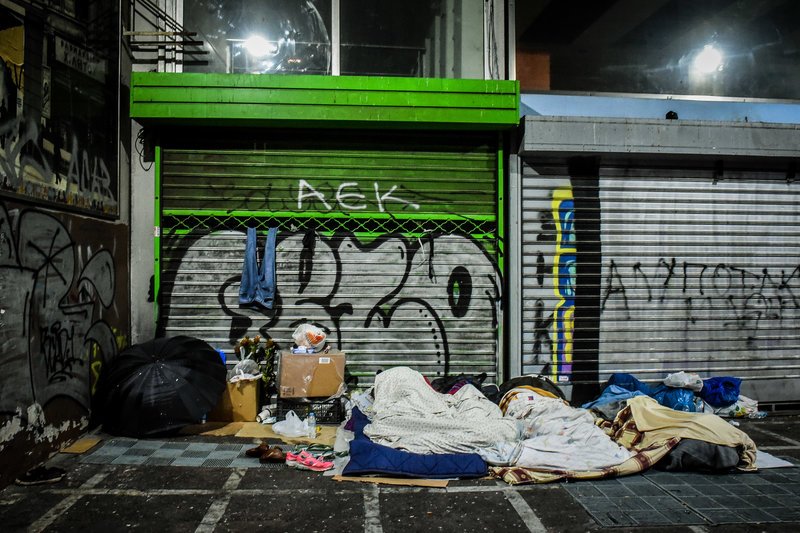 Η θλιβερή πλευρά της χιονισμένης Αθήνας -Αστεγοι προσπαθούν να ζεσταθούν σε γωνιές της πόλης [εικόνες] | iefimerida.gr 2