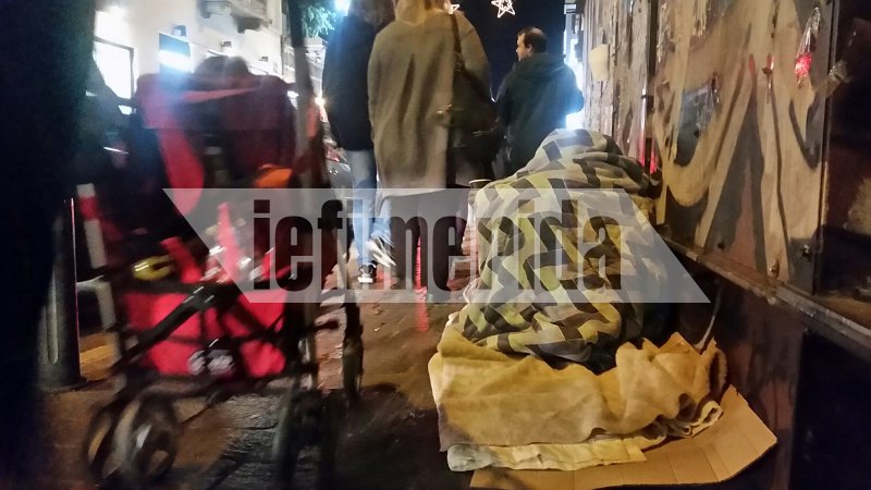 Για τους άστεγους, δεν υπάρχουν Χριστούγεννα -Δίπλα στα φώτα και τις γιορτές της Αθήνας, άνθρωποι που βρέθηκαν στον δρόμο [εικόνες]  | iefimerida.gr 9
