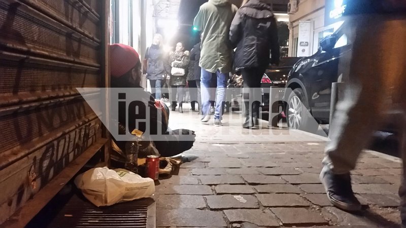 Για τους άστεγους, δεν υπάρχουν Χριστούγεννα -Δίπλα στα φώτα και τις γιορτές της Αθήνας, άνθρωποι που βρέθηκαν στον δρόμο [εικόνες]  | iefimerida.gr 10