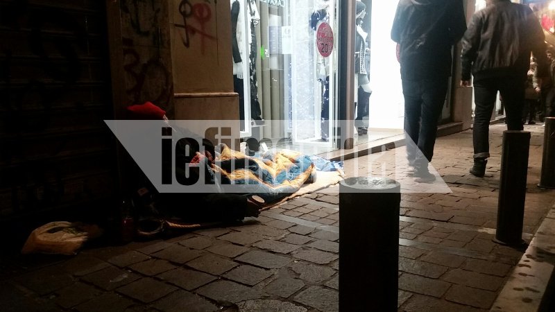 Για τους άστεγους, δεν υπάρχουν Χριστούγεννα -Δίπλα στα φώτα και τις γιορτές της Αθήνας, άνθρωποι που βρέθηκαν στον δρόμο [εικόνες]  | iefimerida.gr 11