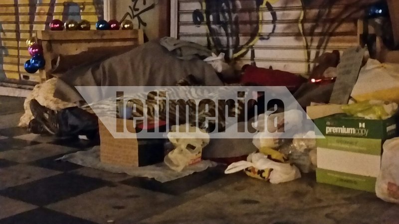 Για τους άστεγους, δεν υπάρχουν Χριστούγεννα -Δίπλα στα φώτα και τις γιορτές της Αθήνας, άνθρωποι που βρέθηκαν στον δρόμο [εικόνες]  | iefimerida.gr 2