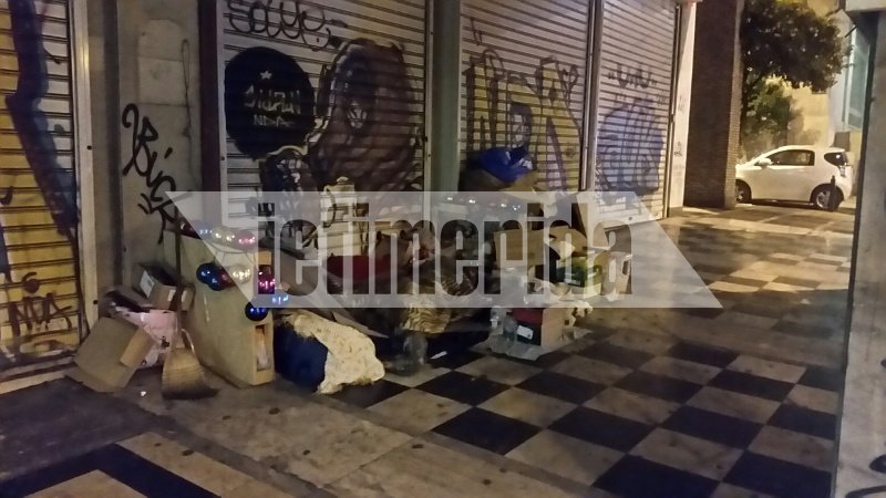Για τους άστεγους, δεν υπάρχουν Χριστούγεννα -Δίπλα στα φώτα και τις γιορτές της Αθήνας, άνθρωποι που βρέθηκαν στον δρόμο [εικόνες]  | iefimerida.gr 5