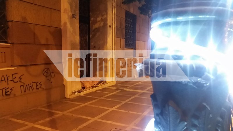 Για τους άστεγους, δεν υπάρχουν Χριστούγεννα -Δίπλα στα φώτα και τις γιορτές της Αθήνας, άνθρωποι που βρέθηκαν στον δρόμο [εικόνες]  | iefimerida.gr 8