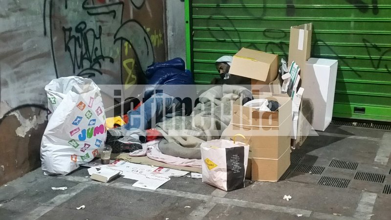 Για τους άστεγους, δεν υπάρχουν Χριστούγεννα -Δίπλα στα φώτα και τις γιορτές της Αθήνας, άνθρωποι που βρέθηκαν στον δρόμο [εικόνες]  | iefimerida.gr 4