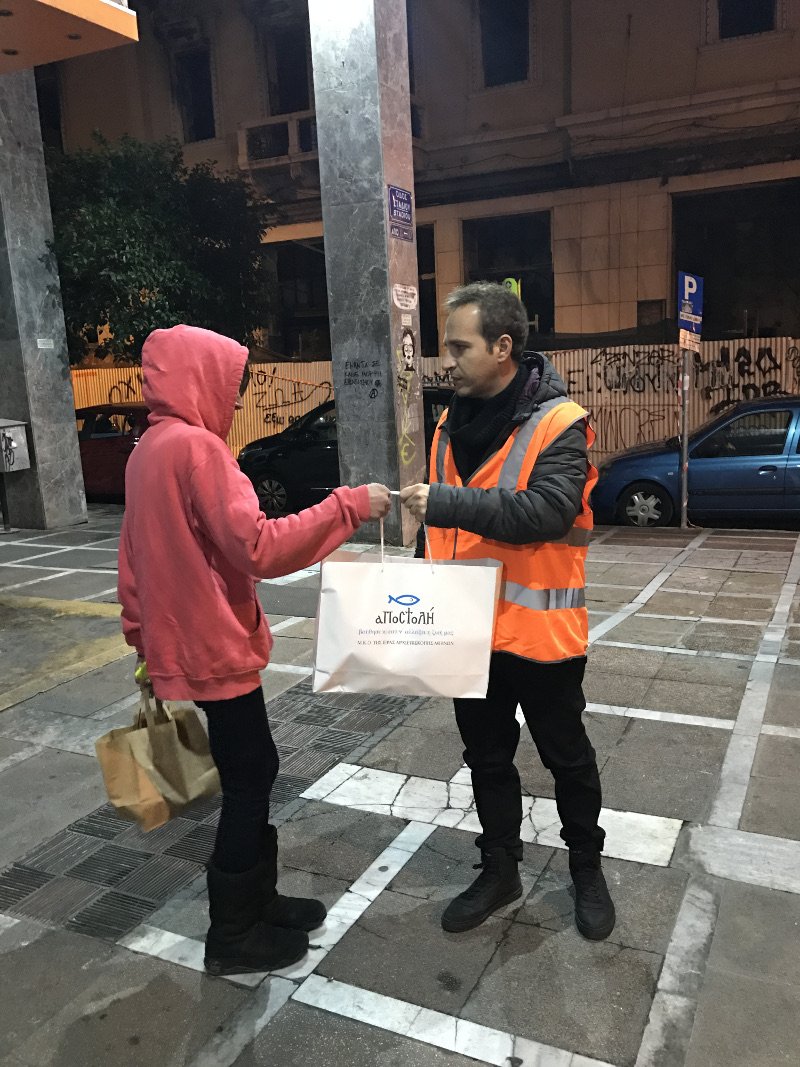 Κοντά στους άστεγους η «Αποστολή»: Μοιράζει ζεστό φαγητό, ρούχα και σκεπάσματα [εικόνες] | iefimerida.gr 0