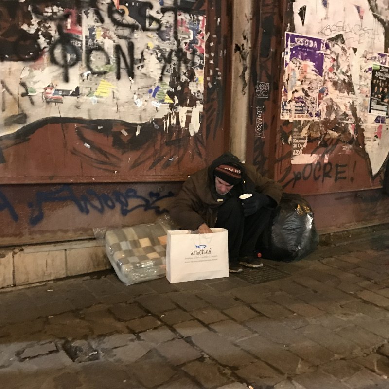 Κοντά στους άστεγους η «Αποστολή»: Μοιράζει ζεστό φαγητό, ρούχα και σκεπάσματα [εικόνες] | iefimerida.gr 1