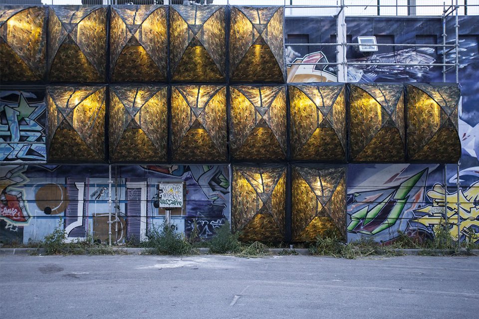 Τα αμφιλεγόμενα καταλύματα των αστέγων – Μια κατακόρυφη εγκατάσταση που εγείρει προβληματισμό [εικόνες]  | iefimerida.gr 0