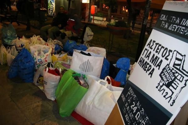 Τρεις φίλοι μένουν σε παγκάκι για να δουν πώς ζουν οι άστεγοι [εικόνα&βίντεο] | iefimerida.gr 0