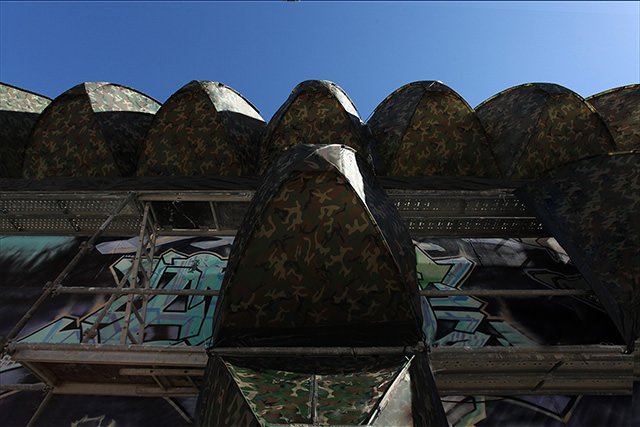 Τα αμφιλεγόμενα καταλύματα των αστέγων – Μια κατακόρυφη εγκατάσταση που εγείρει προβληματισμό [εικόνες]  | iefimerida.gr 1