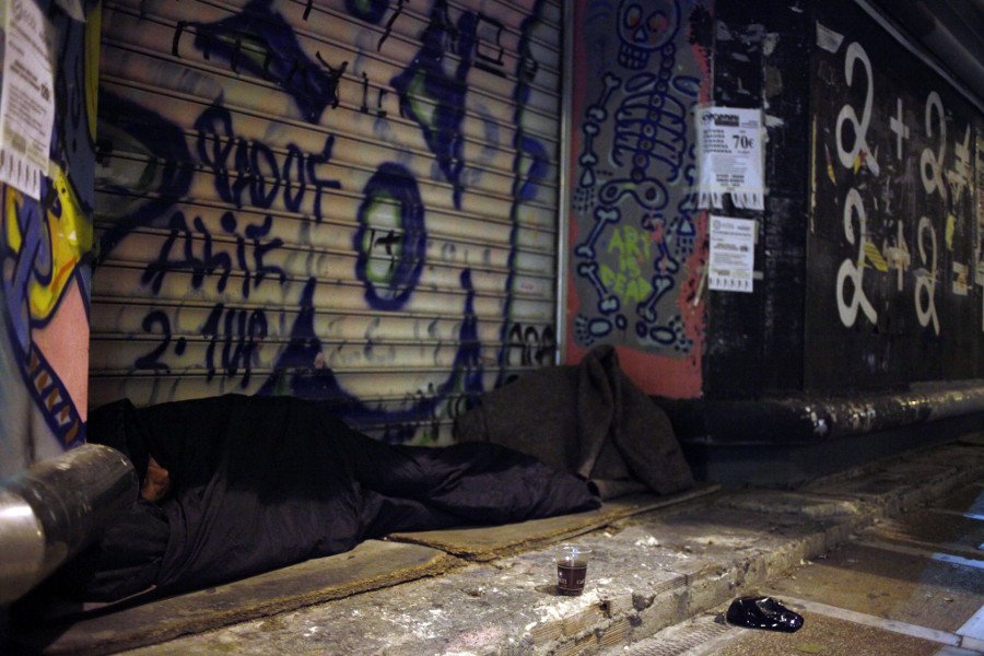 Εικόνες γροθιά από το κέντρο της Αθήνας: Aστεγοι κοιμούνται κάτω από τα φώτα της στολισμένης πόλης [εικόνες] | iefimerida.gr 0