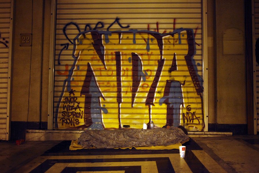 Εικόνες γροθιά από το κέντρο της Αθήνας: Aστεγοι κοιμούνται κάτω από τα φώτα της στολισμένης πόλης [εικόνες] | iefimerida.gr 2