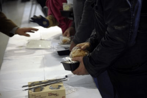 Γιορτινό γεύμα ανθρωπιάς στο Κλειστό του Ρουφ -Δεκάδες και στο πρωτοχρονιάτικο τραπέζι του δήμου Αθηναίων [εικόνες] | iefimerida.gr 0