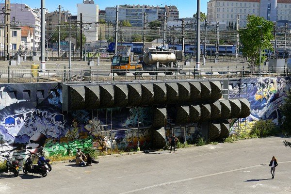 Τα αμφιλεγόμενα καταλύματα των αστέγων – Μια κατακόρυφη εγκατάσταση που εγείρει προβληματισμό [εικόνες]  | iefimerida.gr 5