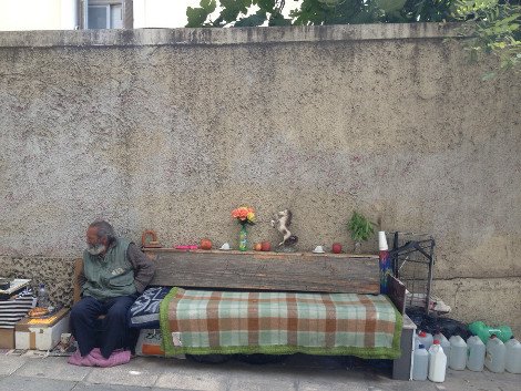 Μήνυση στο Δήμο για την «εξαφάνιση» των αντικειμένων που ανήκαν στον άστεγο του Κολωνακίου | iefimerida.gr 0