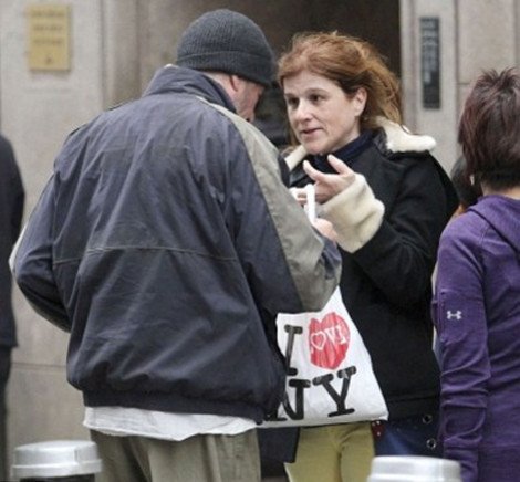 Περαστική έδωσε πίτσα σε άστεγο, αλλά δεν γνώριζε ότι ήταν παγκοσμίου φήμης ηθοποιός [εικόνες] | iefimerida.gr 0