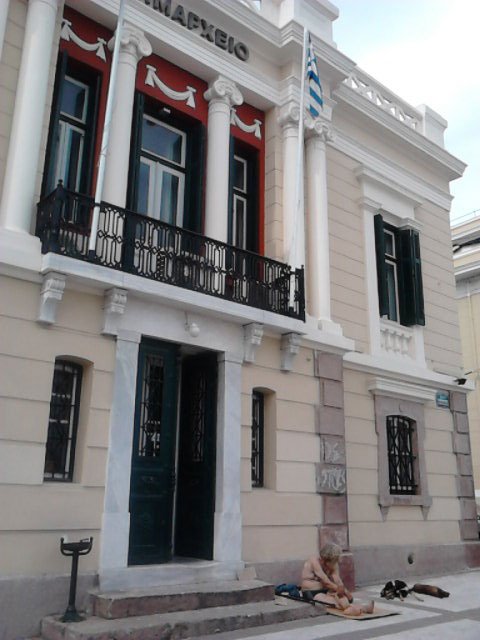 Λέσβος: Toυ έκοψαν τη σύνταξη και διαμαρτύρεται γυμνός στο δρόμο [εικόνες] | iefimerida.gr 0