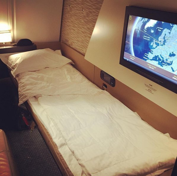 Ενας «άστεγος» που γυρίζει όλο τον κόσμο ταξιδεύοντας μόνο στην Α' θέση [εικόνες] | iefimerida.gr 1