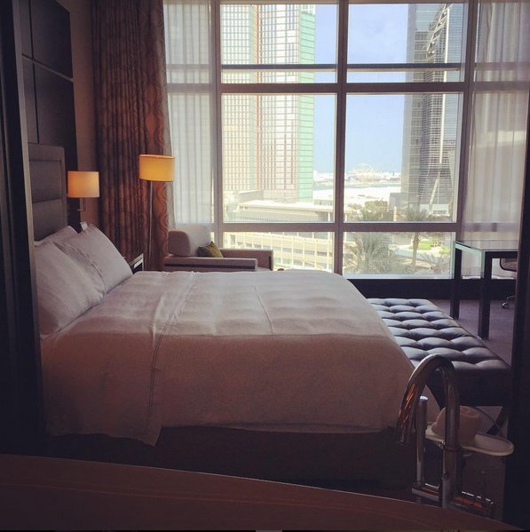 Ενας «άστεγος» που γυρίζει όλο τον κόσμο ταξιδεύοντας μόνο στην Α' θέση [εικόνες] | iefimerida.gr 3