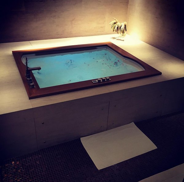 Ενας «άστεγος» που γυρίζει όλο τον κόσμο ταξιδεύοντας μόνο στην Α' θέση [εικόνες] | iefimerida.gr 4