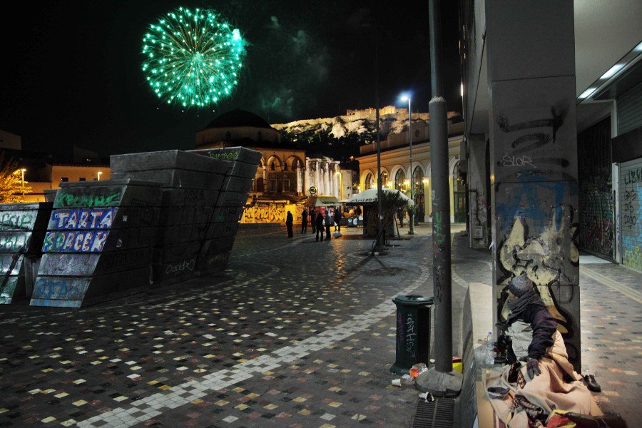 Οι άστεγοι της Αθήνας ξαπλωμένοι, σκεπασμένοι με κουβέρτες στο πεζοδρόμιο κάτω από τα πυροτεχνήματα της Πρωτοχρονιάς [εικόνες] | iefimerida.gr 2