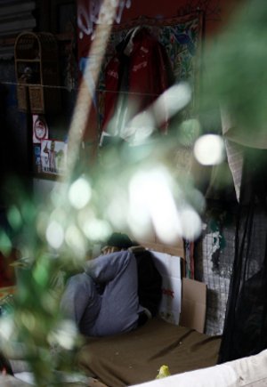 Ο άστεγος της Δεληγιώργη που στόλισε χριστουγεννιάτικα το πεζοδρόμιο μιλά για το σπίτι του που τυλίχθηκε στις φλόγες ενώ κοιμόταν [εικόνες] | iefimerida.gr 1