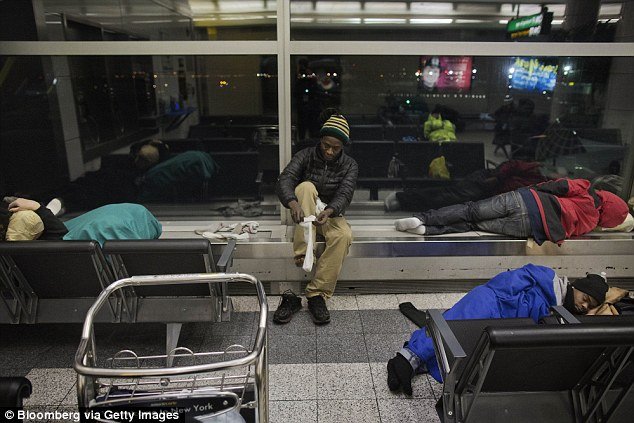 Αστεγοι μετέτρεψαν σε σπίτι τους αεροδρόμιο στη Ν. Υόρκη - Κάνουν μπάνιο, κοιμούνται και πλένουν τα ρούχα τους [εικόνες] | iefimerida.gr 1