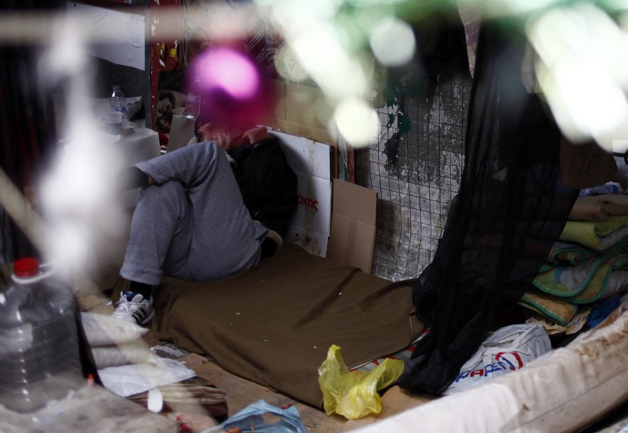 Mιλά 3 ξένες γλώσσες και έχει 7.030 ένσημα o άστεγος της Δεληγιώργη [εικόνες] | iefimerida.gr 0