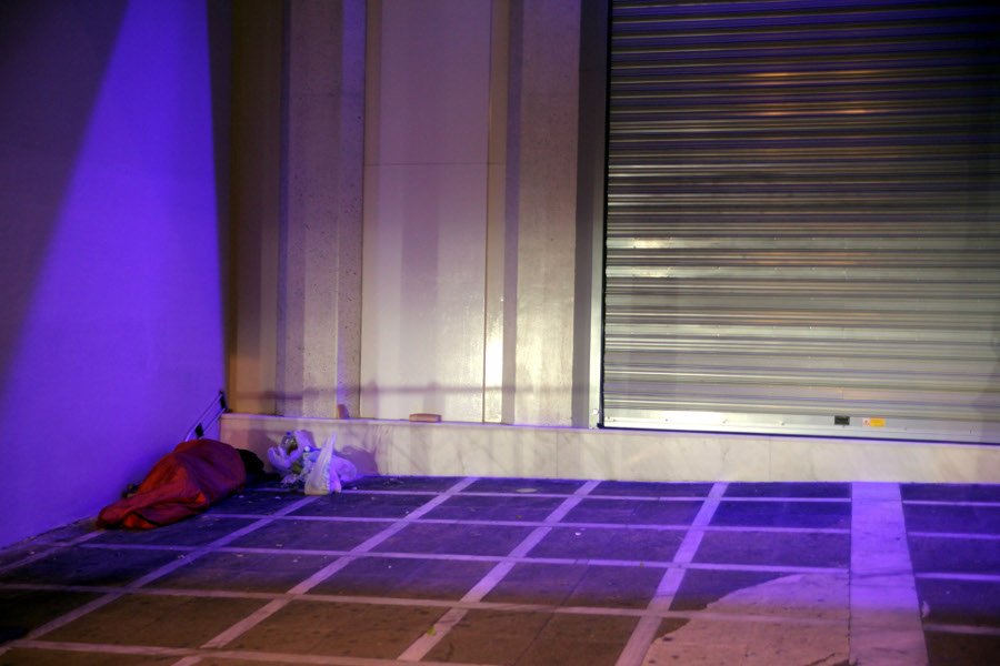 Οι άστεγοι της Αθήνας ξαπλωμένοι, σκεπασμένοι με κουβέρτες στο πεζοδρόμιο κάτω από τα πυροτεχνήματα της Πρωτοχρονιάς [εικόνες] | iefimerida.gr 4