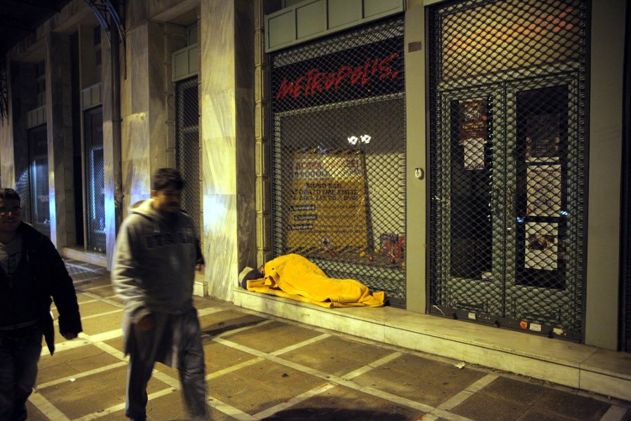 Οι άστεγοι της Αθήνας ξαπλωμένοι, σκεπασμένοι με κουβέρτες στο πεζοδρόμιο κάτω από τα πυροτεχνήματα της Πρωτοχρονιάς [εικόνες] | iefimerida.gr 3